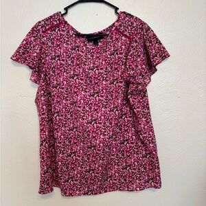 Lane Bryant Women’s Floral Flutter Sleeve Top
Size 14 (fits like 0X / 14/16)